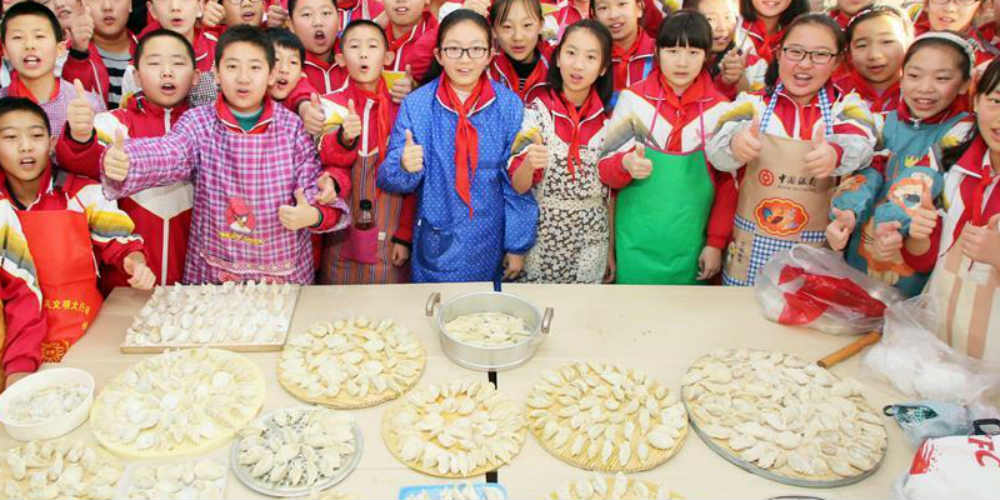 Estudantes em Hebei fazem jiaozi para celebrar Festival do Solstício de Inverno