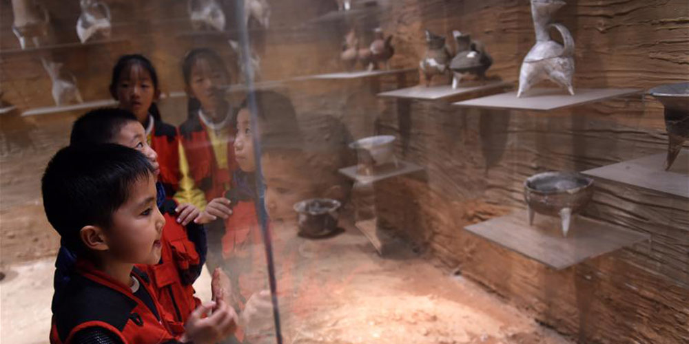 Crianças participam de escavação em sítio arqueológico simulado em Shandong