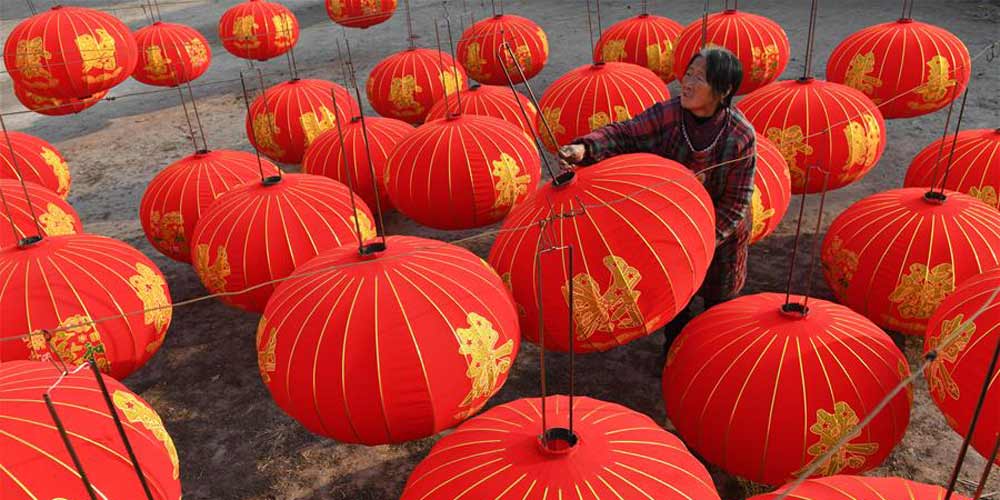 Aproximação do Ano Novo acelera produção de lanternas vermelhas em Shanxi