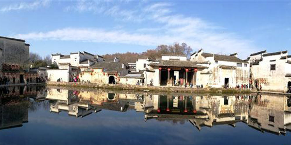 Turistas visitam antiga aldeia em Huangshan