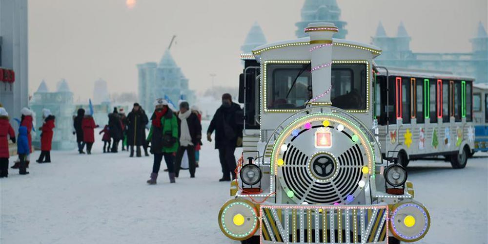 Pessoas celebram Ano Novo no Mundo de Gelo e Neve de Harbin