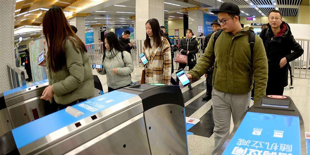 Passageiros usam pagamento móvel em metrô de Xi'an
