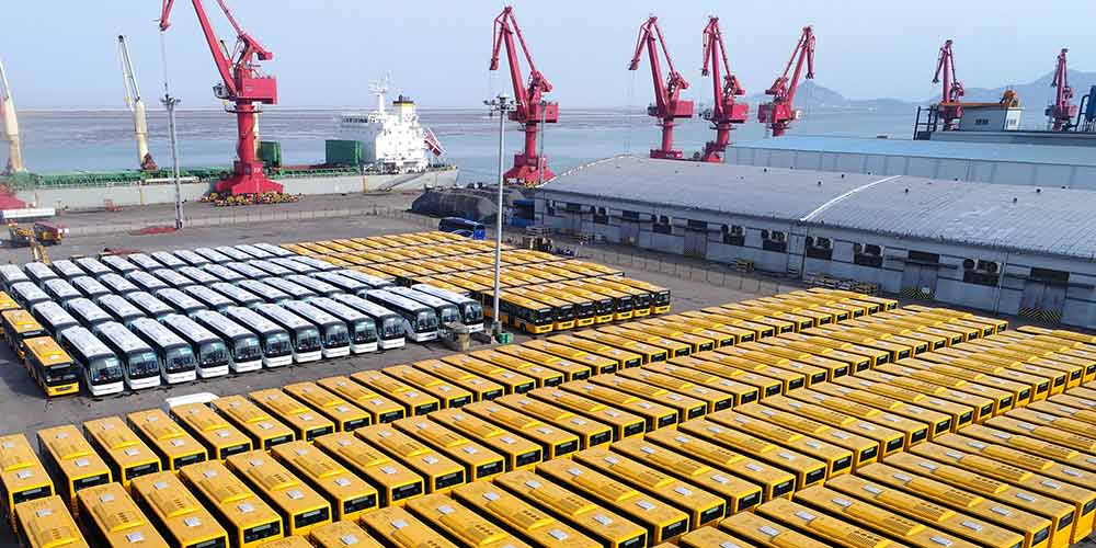 Mais de 500 ônibus prontos para serem exportados para África no Porto de Lianyungang em Jiangsu