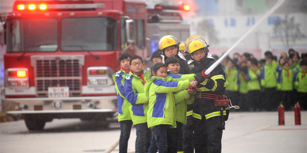 Aula sobre segurança contra incêndios realizada em escola primária de Anhui