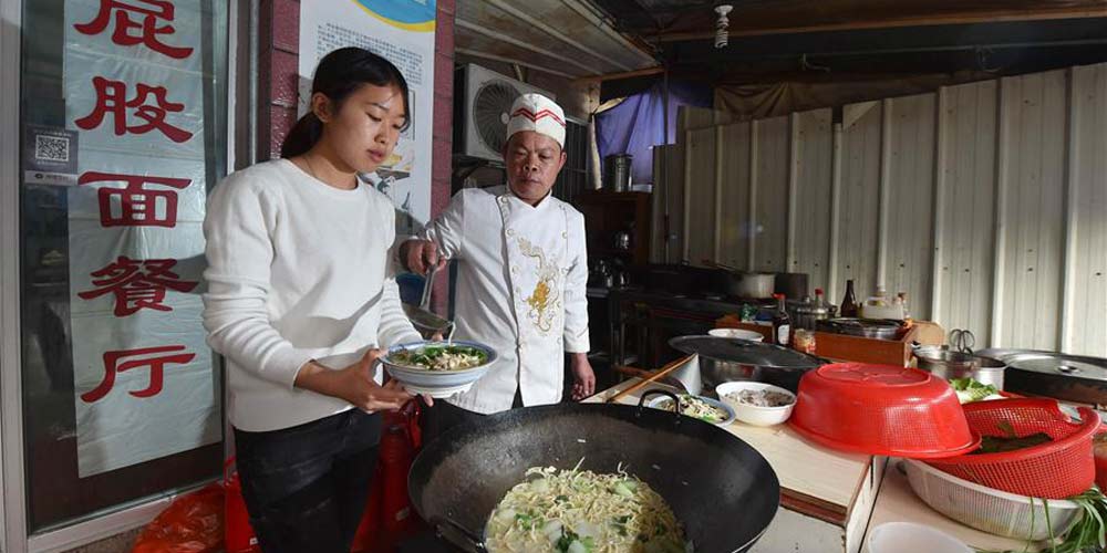 Jovem chinesa é a 4ª geração a comandar restaurante de macarrão em Fujian