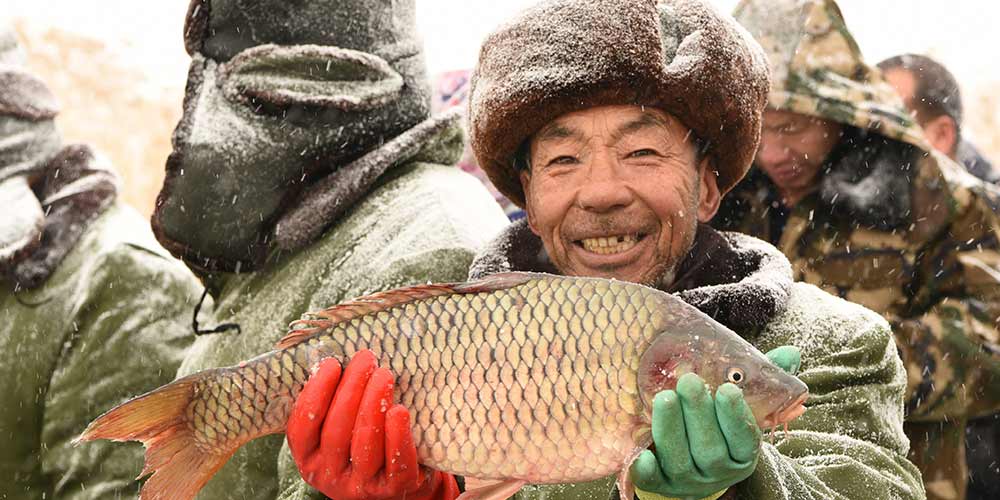 Temporada de pesca traz alegria a pescadores na Mongólia do Interior, no norte da China