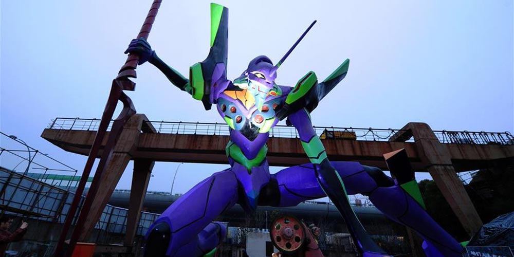 Estátua gigante de personagem de anime japonês é exibida em Shanghai