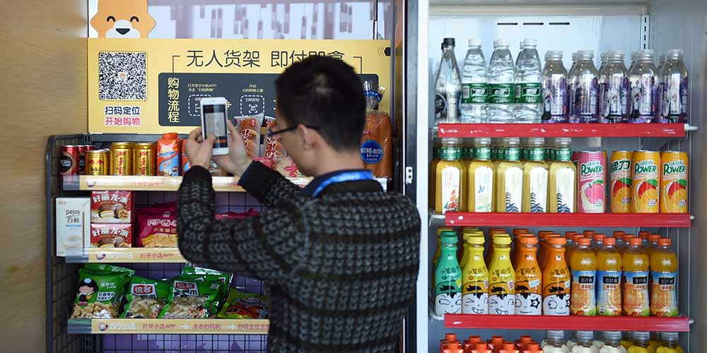 Clientes fazem compras em prateleiras de autoatendimento em Nanjing