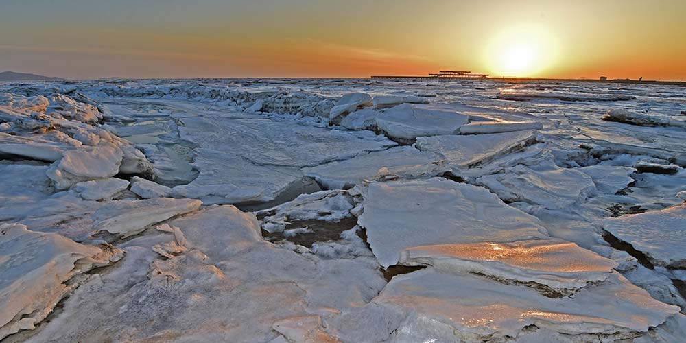 Paisagem impressionante de gelo marinho em Liaoning, no nordeste da China