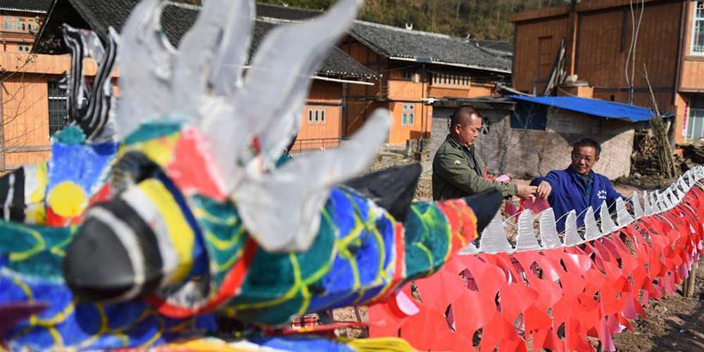 Artistas de Guizhou fazem dragões de papel colorido para receber Ano Novo