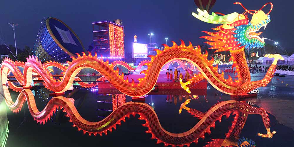 Pessoas apreciam lanternas festivas em Chongqing