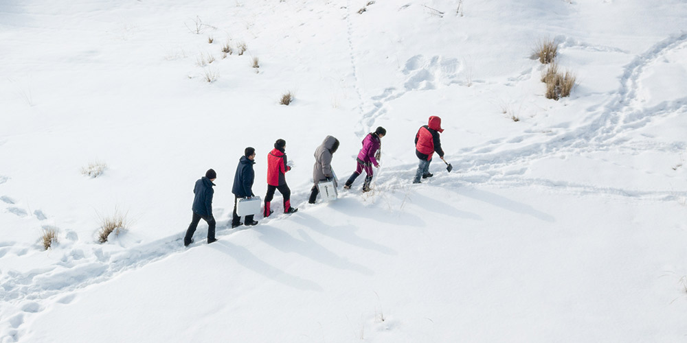 Cientistas realizam pesquisa na camada de neve na seção central das montanhas Tianshan