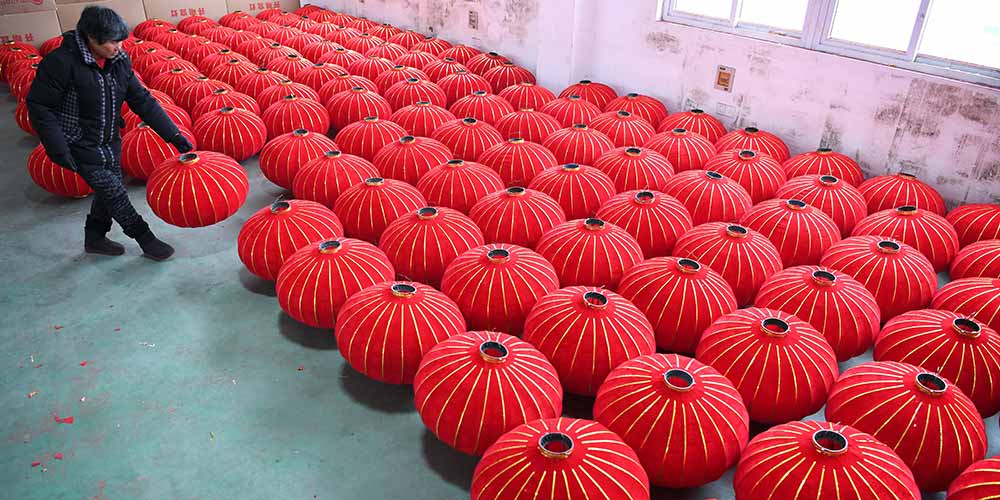 Produção de lanternas para o Ano Novo chinês em Anhui
