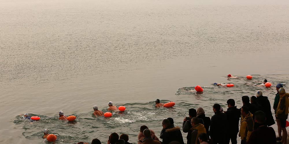 Amantes de natação de inverno desafiam o frio em toda a China