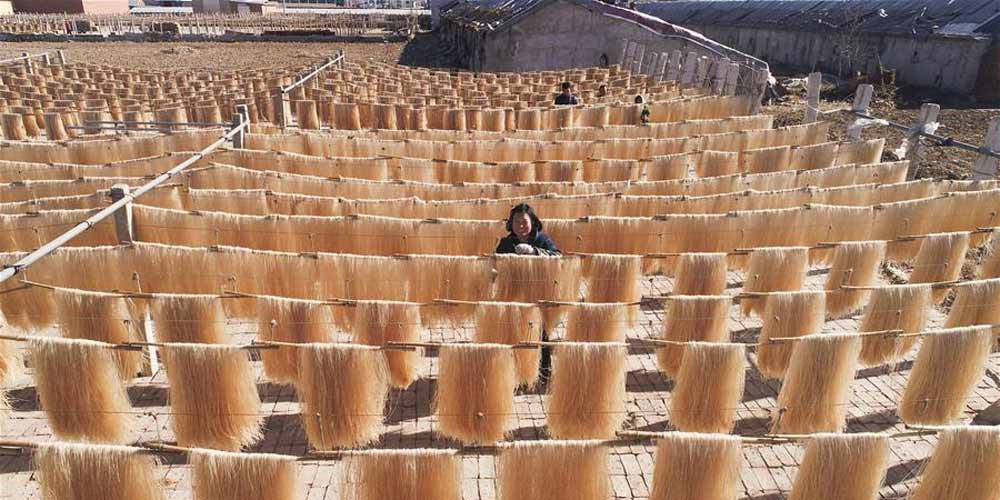 Aldeões secam vermicelli na aldeia Zhongtan em Hebei