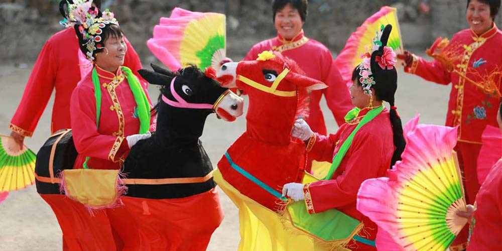 Celebração do Festival da Primavera nas aldeias chinesas