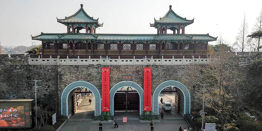 Faixas com versos chineses são penduradas em portões da cidade antiga de Nanjing para receber o Festival da Primavera