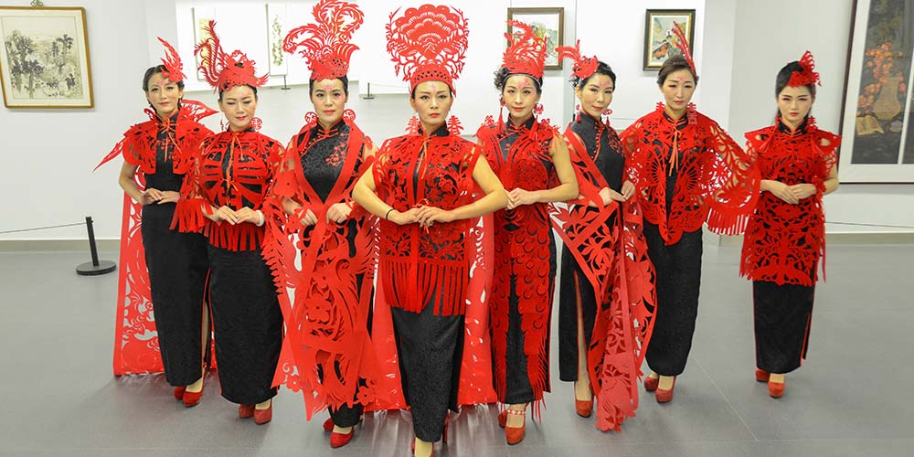 Ornamentos de corte de papel chinês estampam cheongsam em celebração ao Ano Novo