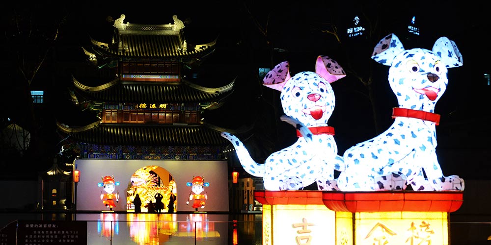 Visitantes observam lanternas antes da abertura do 32º Festival de Lanternas de Qinhuai