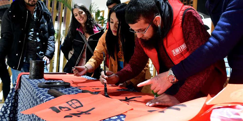 Estudantes estrangeiros vivenciam cultura popular chinesa durante Festival da Primavera em Henan