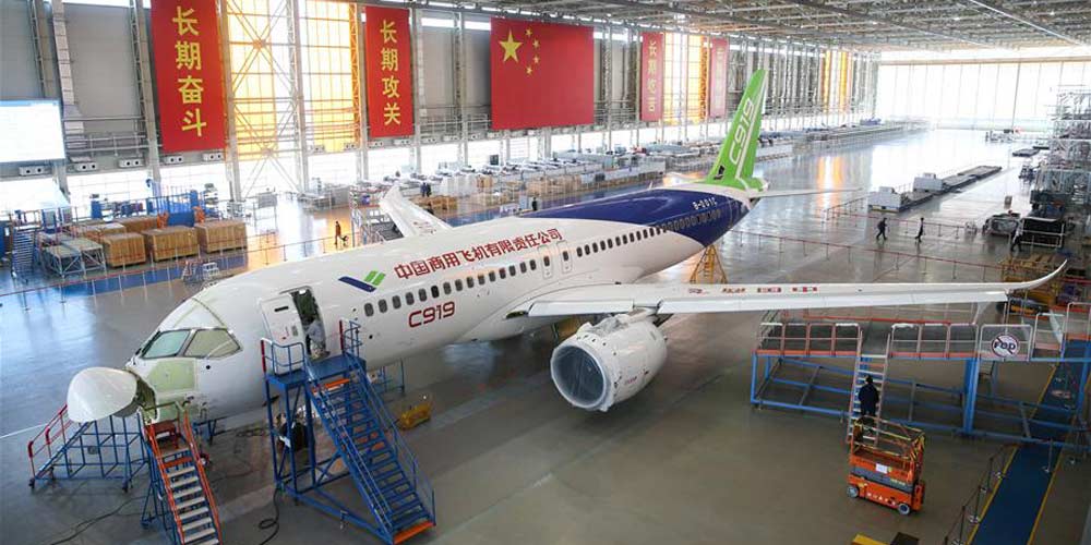 Funcionários trabalham no grande avião de passageiros da China, C919, em Shanghai