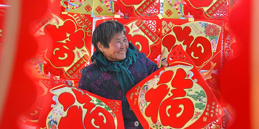 Cidades chineses decoradas para receber Ano Novo chinês