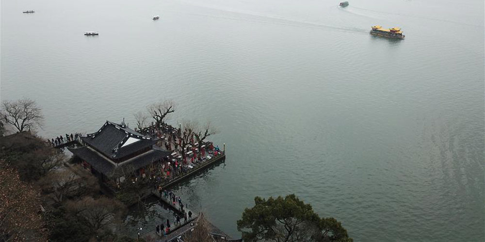 Turistas visitam Lago Oeste em Hangzhou no último dia do feriado do Festival da Primavera