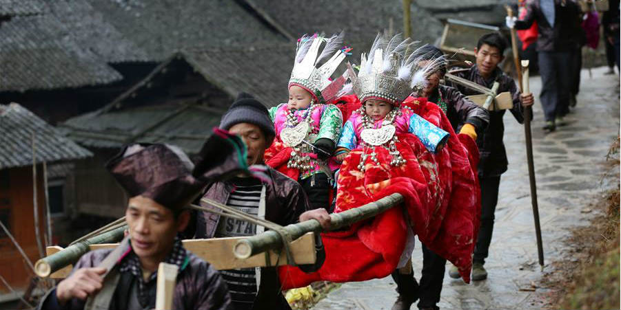 Festival tradicional "Tai Guan Ren" do grupo étnico Dong celebrado em Guizhou