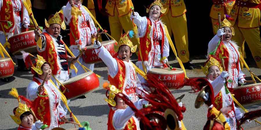 Desfile cerimonial popular homenageia Deus Chenghuang em Shaanxi