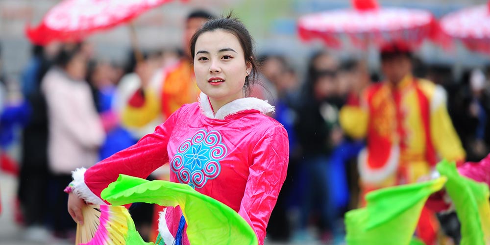 Apresentações folclóricas realizada para receber a primavera em Shaanxi