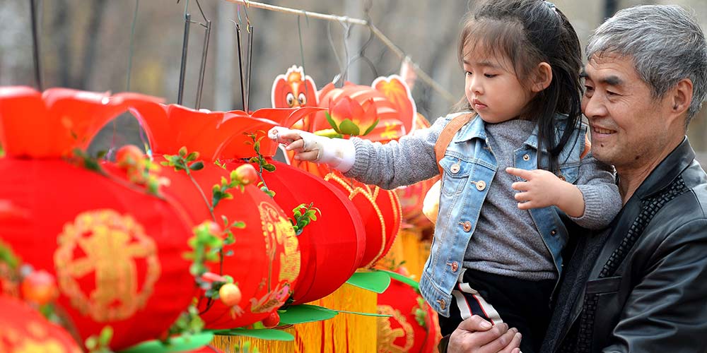 Chineses fazem compras em mercado de lanternas em Xi'an