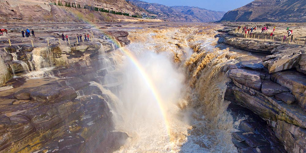 Arco-íris paira sobre cachoeira Hukou no rio Amarelo em Shanxi