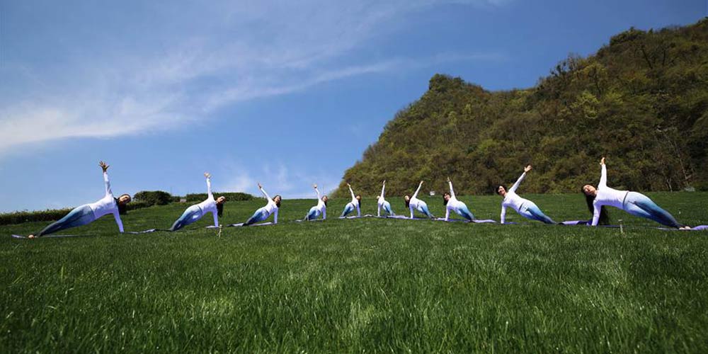 Mulheres praticam yoga na Caverna do Dragão Amarelo em Zhangjiajie