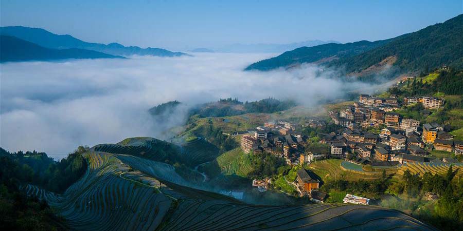 Neblina cobre a montanha Longji em Guilin