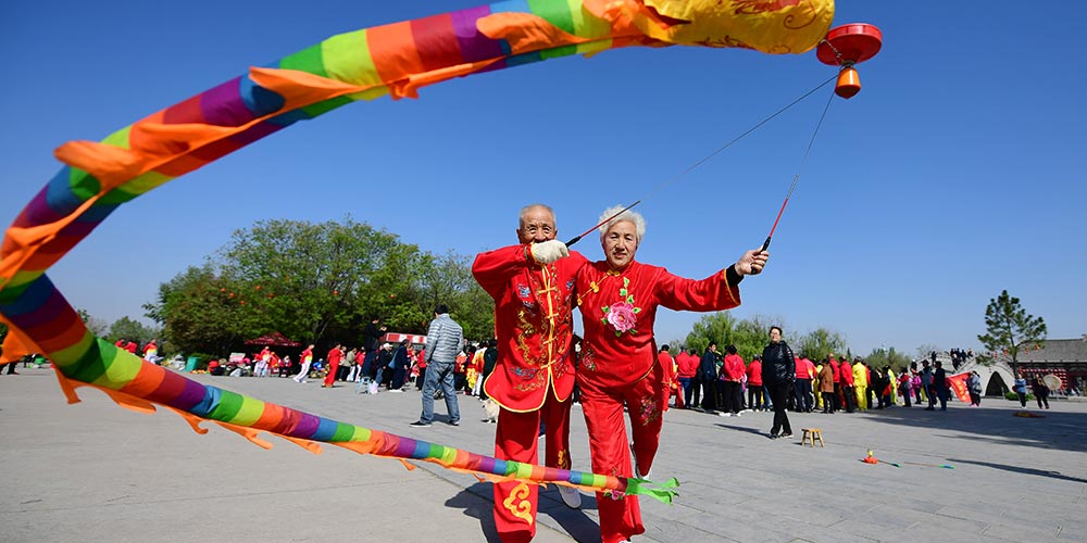 Pessoas jogam diabolô durante feriado do Festival Qingming em Shanxi