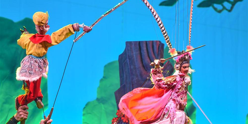 Jovens atores herdam tradicional show de marionetes em Quanzhou, sudeste da China