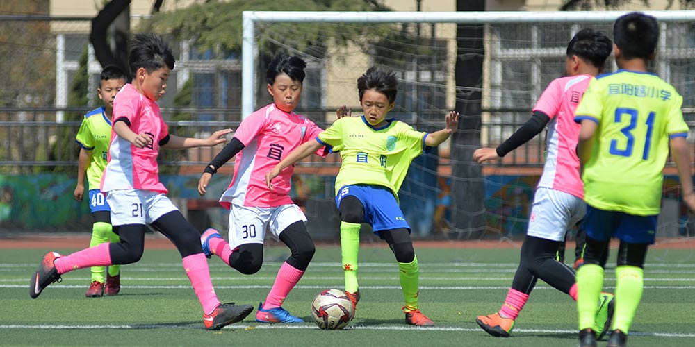 Alunos participam de treinamento de futebol em escola primária em Qingdao