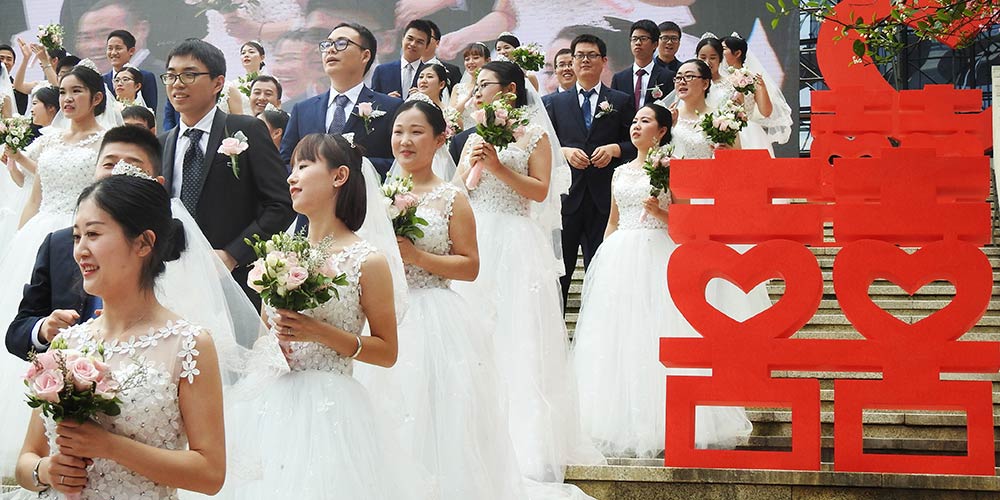 Casais participam de cerimônia de casamento conjunta em Hangzhou