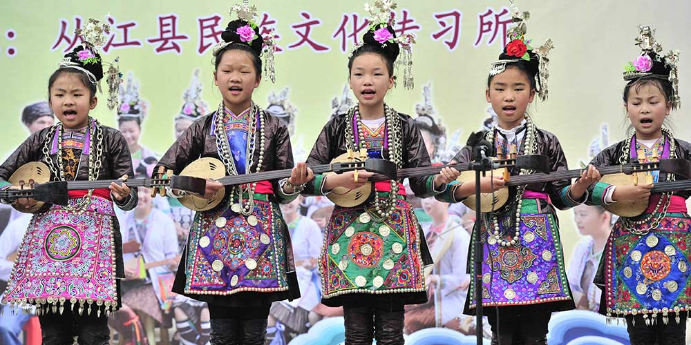 Estudantes promovem cultura tradicional do grupo étnico Dong em Guizhou