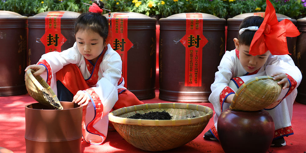 Cerimônia de preservação do chá no Parque Badachu em Beijing