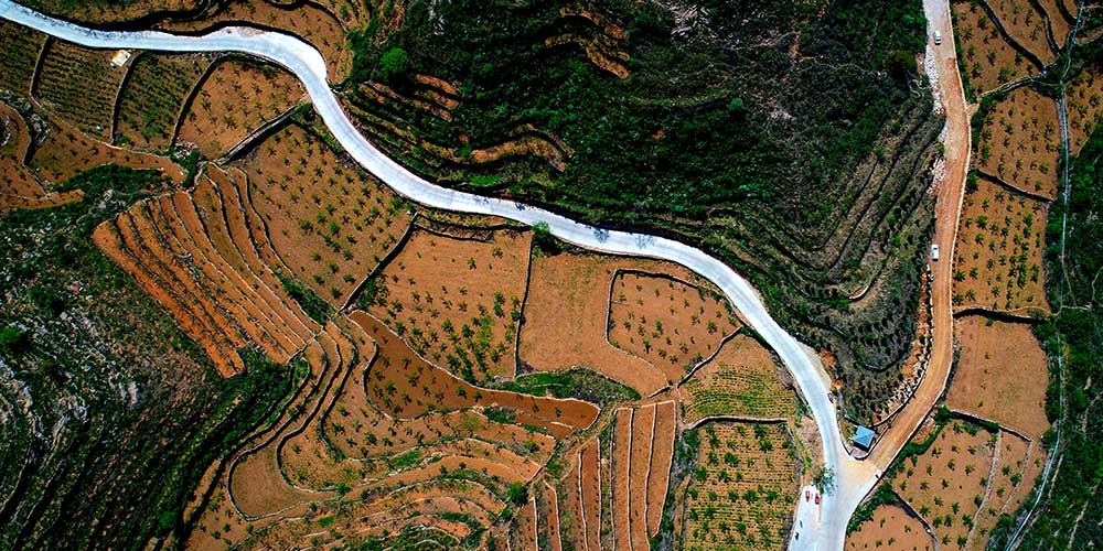 Terraços e estradas na província de Hebei, norte da China