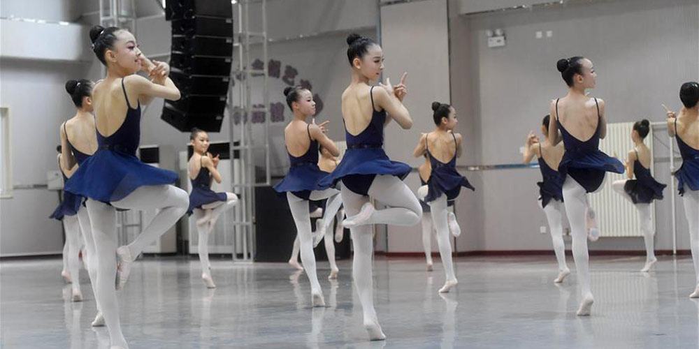 Estudantes ensaiam "O cervo de nove cores" em Beijing