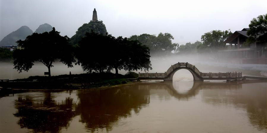 Turistas visitam Rio Lijiang em Guilin, sul da China