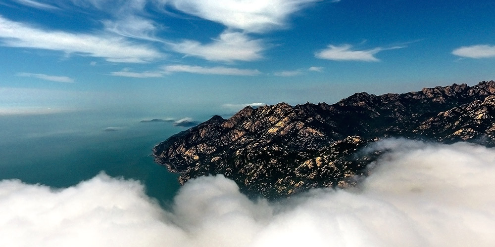 Vista aérea da zona cênica da montanha Laoshan em Qingdao, leste da China