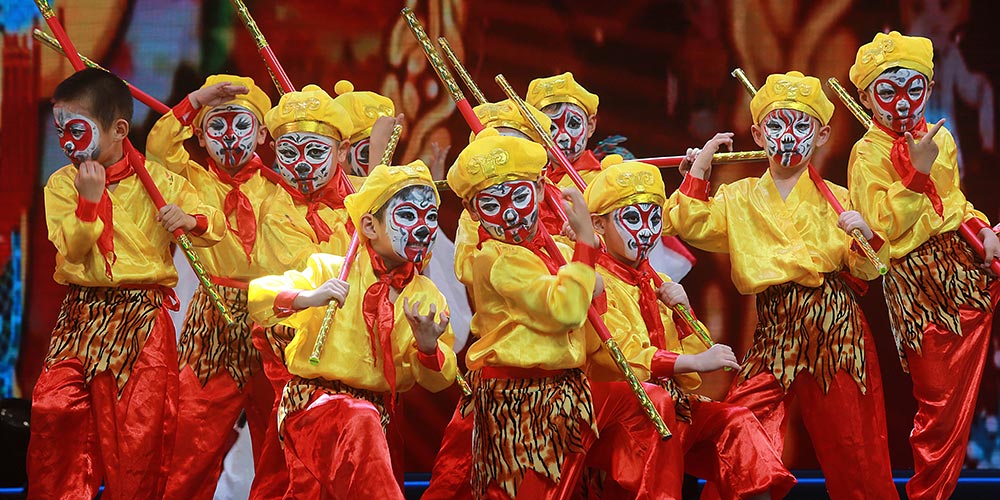 Jovens artistas encenam óperas chinesas tradicionais em Wuhan