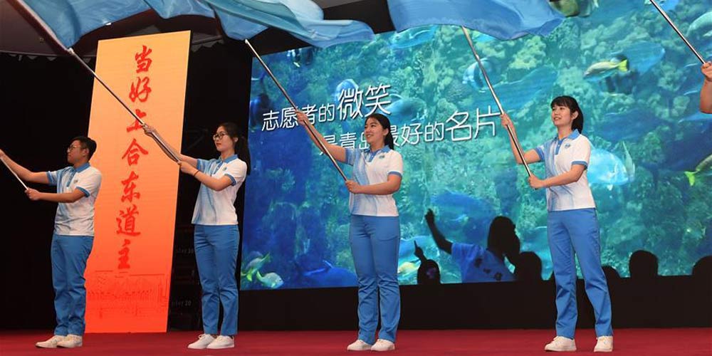 Voluntários prestam juramento durante cerimônia de lançamento do programa voluntário da cúpula da Organização para Cooperação de Shanghai