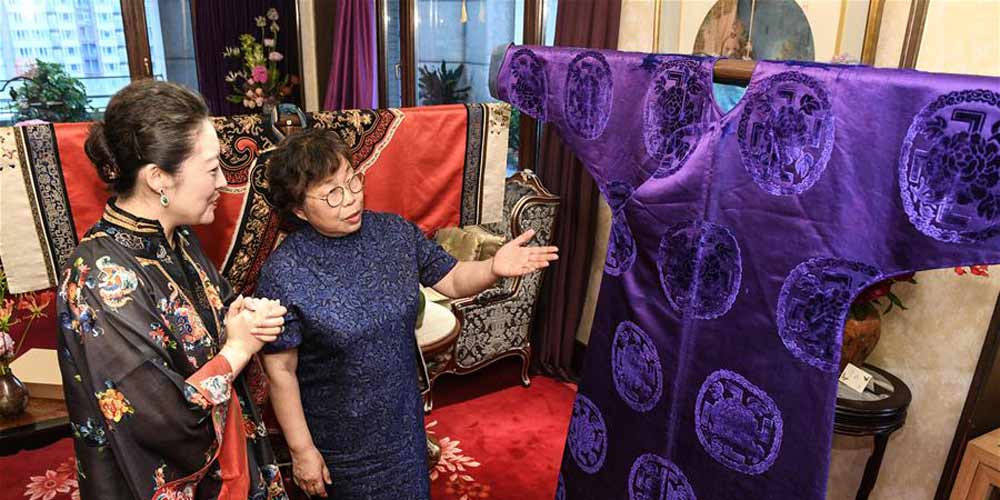 Exposição de trajes tradicionais e trabalhos de bordado artísticos em Beijing