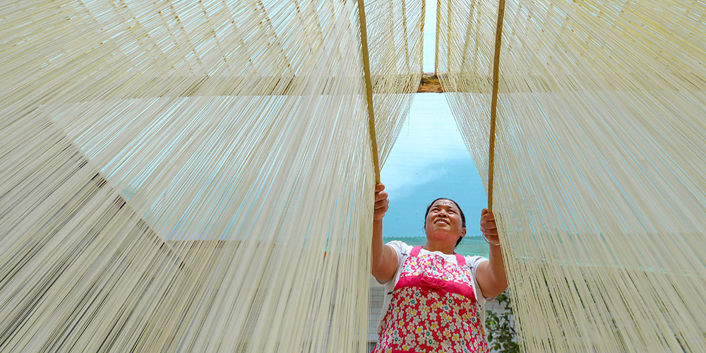 Produção de macarrão oco artesanal aumenta renda de aldeões em Handan, Hebei