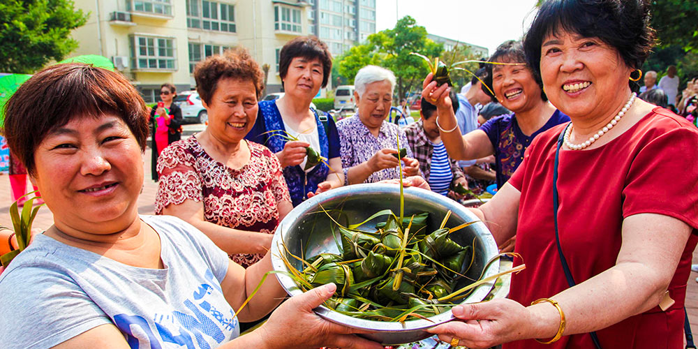 Moradores de Hebei preparam zongzi para celebrar Festival do Barco-Dragão