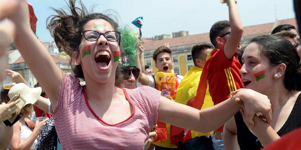 Torcedores portugueses assistem partida entre Portugal e Marrocos